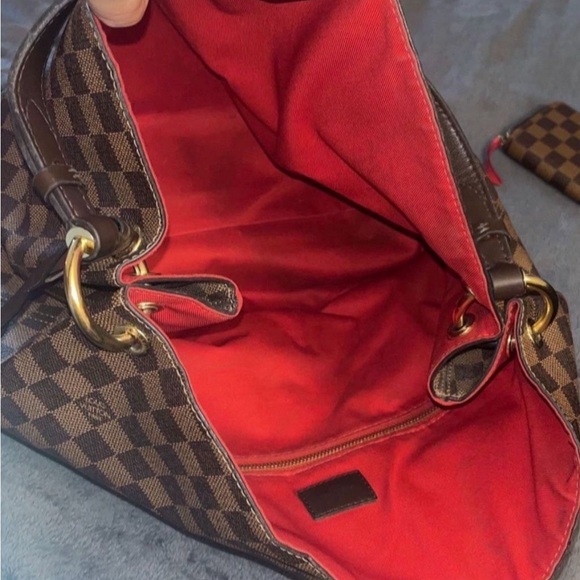 Louis Vuitton - Picture 2 of 3